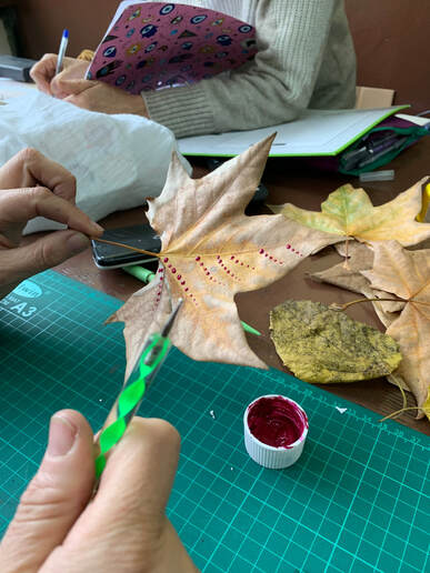 Realizamos diseños sobre las hojas luego de un proceso de secado